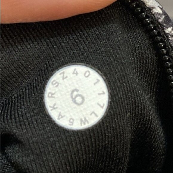 Lululemon Sole Training 7/8 TightDaisy Dust Alpine White Black / Black Size 6 - Picture 16 of 16